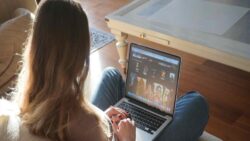 自宅の朝日が入る場所でテレワークをする女性
