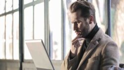 自宅のテレワークで使うパソコンを買い替えようか悩んでいる若い男性