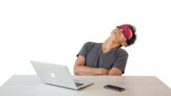 テレワークで目が疲れたので、ホットタオルを目の上に置いて癒やしている若い男性