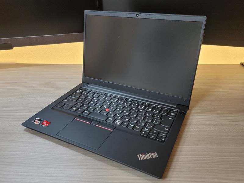 レノボ ThinkPad E14 Gen2(AMD)が、PCデスクに置かれている