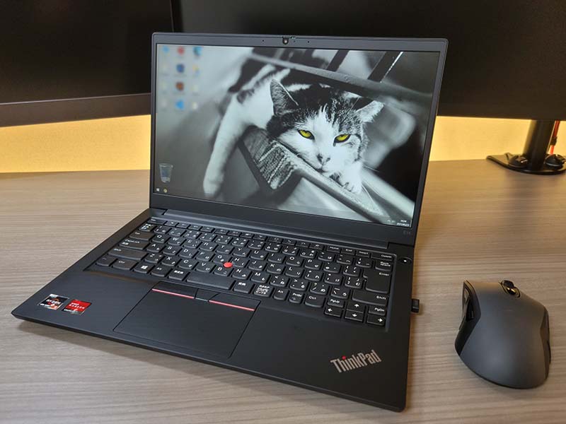 テレワーク向けのノートPC「レノボ ThinkPad E14 Gen2」がデスクに置いている