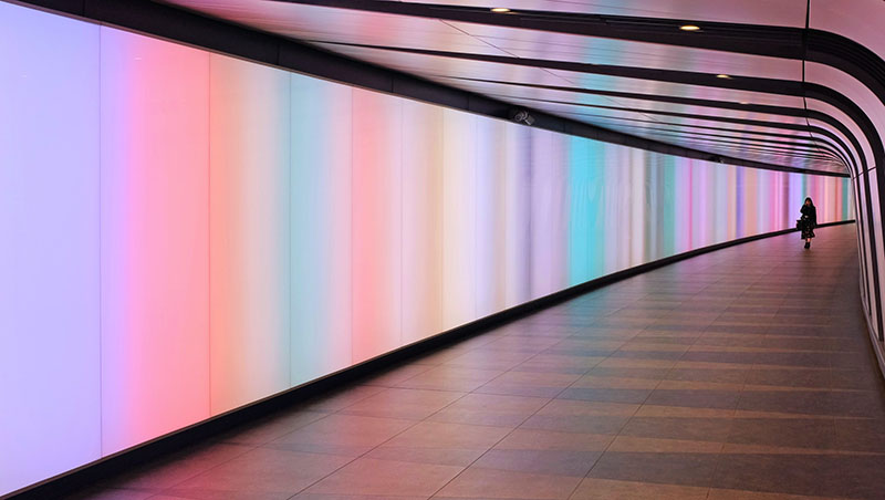 駅構内の色彩豊かな壁（4K解像度の壁紙）