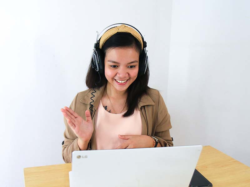 Web会議でジェスチャーする女性