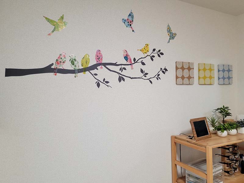 寝室の白壁に貼ったDIYシール（木の枝に乗る7羽のカラフルな鳥）