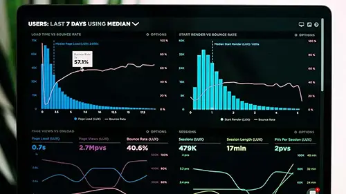 アンケートのマーケティング結果がグラフ化されているPC画面