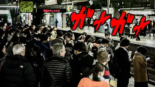 朝の通勤ラッシュ時、電車待ちのたくさんの人の行列