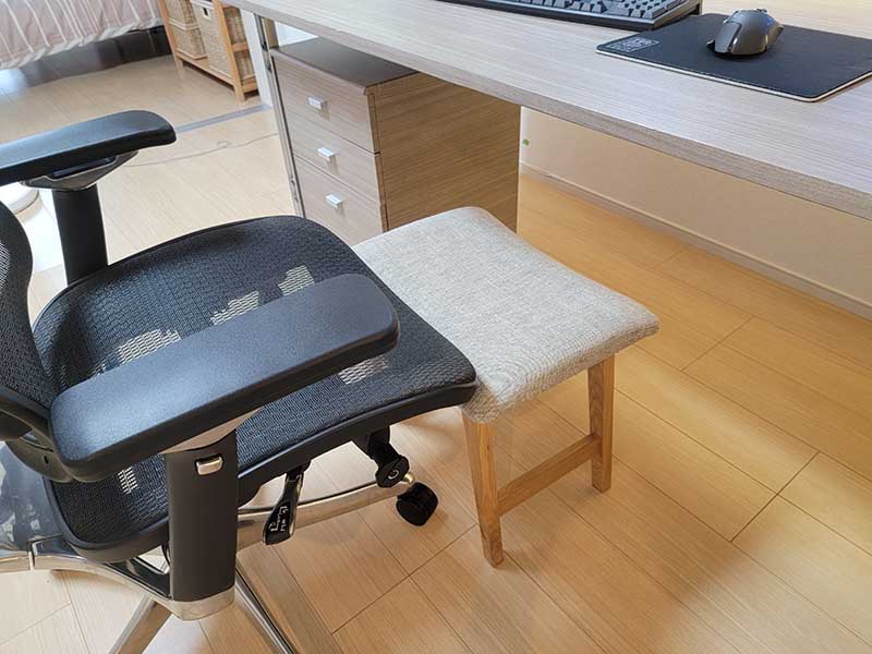 AZUMAYA スツール トロペを椅子に近づけて、あぐらをかける状態