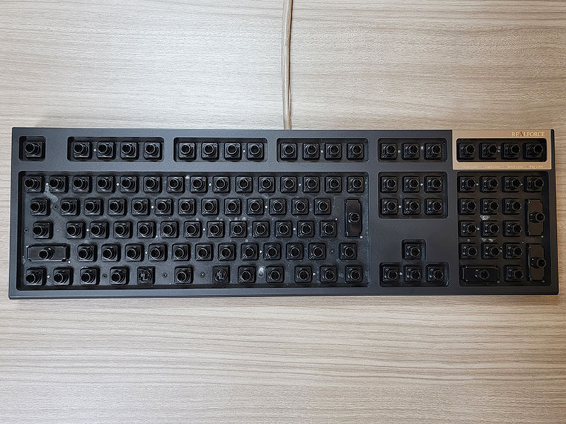 REALFORCE A R2A-JP4-BKのキーキャップを、キープラーで全部抜き終わったところ