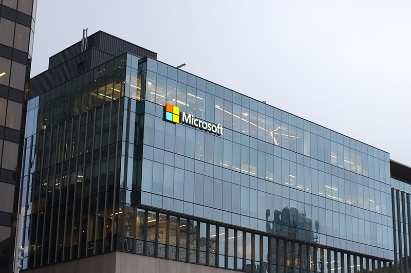 Microsoftの自社ビルの外観（ロゴ表記あり）