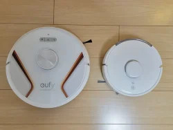 SwitchBot K10+とEufy RoboVac X8 Hybridを横に並べて、上から見たところ