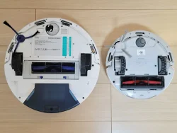 SwitchBot K10+とEufy RoboVac X8 Hybridを横に並べて本体裏面チェック