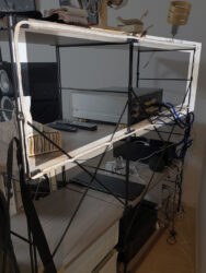 間接照明テープライト（電球色）をラックに貼り付けた場所