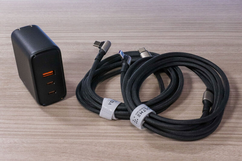 「VOLTME USB-Cケーブル L字コネクタ（100W）」 「VOLTME Revo 100 充電器」 並べたところ