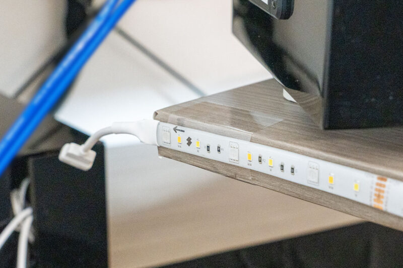 「SwitchBot テープライト3」 LEDテープライト デスク 貼っていく