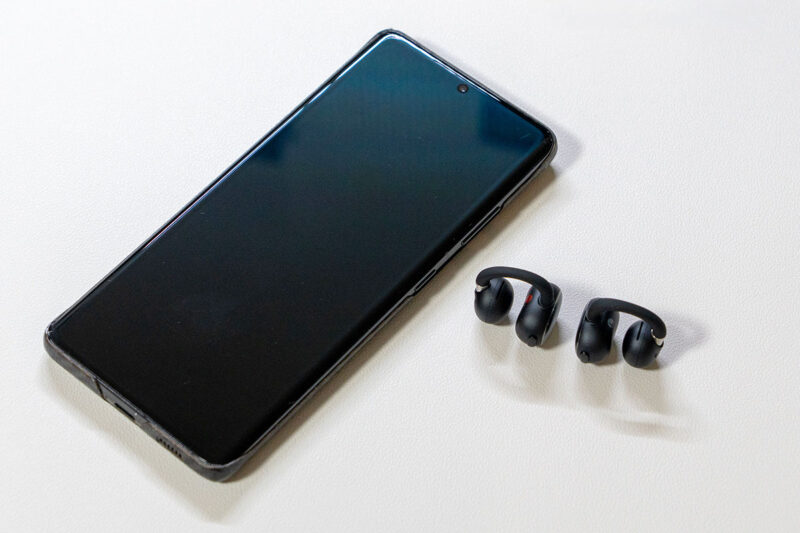 「EarFun Clip 2」 スマホ デスク 並べた状態